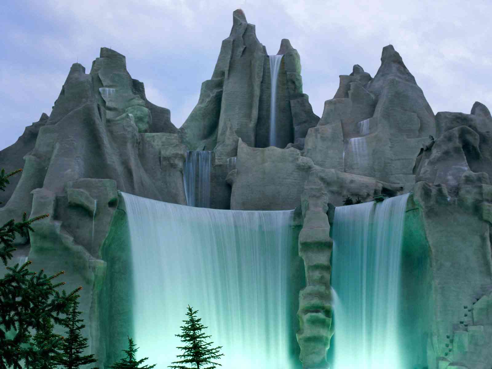 Unique landmarks. Воган Онтарио водопад. Водопад Торонто в Канаде. Необычные горы.
