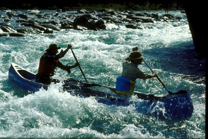 Против течения китай. Грести против течения. Человек гребет против течения. Горная гребля. Canoe Kayak Абхазии.