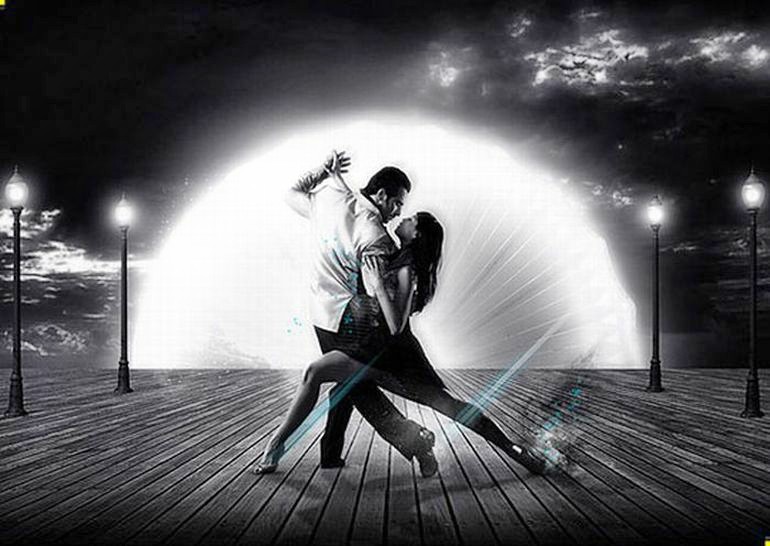 Танец под песню мы вдвоем. Романтический танец. Пара танцует. Танцующая пара в темноте. Влюбленные в танце.