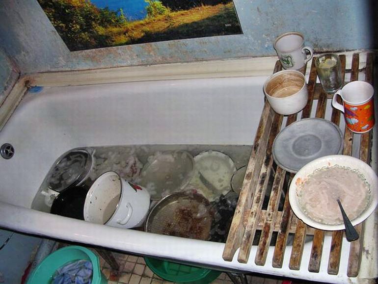 Ванна в общежитии. Грязная посуда в ванной. Ванна в общаге. Жизнь в общаге.
