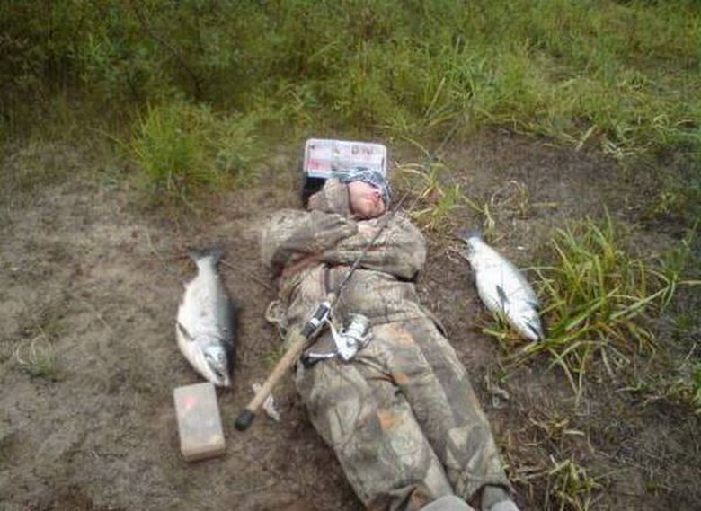 Пьяных ловлю неспешащих. Рыбалка по русски. Русские на рыбалке.