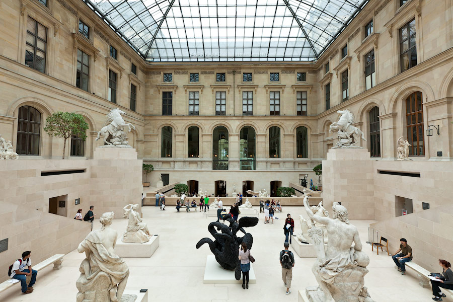 Какой париже музей. Музей Лувр в Париже внутри. Лувр Франция внутри. Двор Висконти Лувр. Лувр зал  этнографический музей.