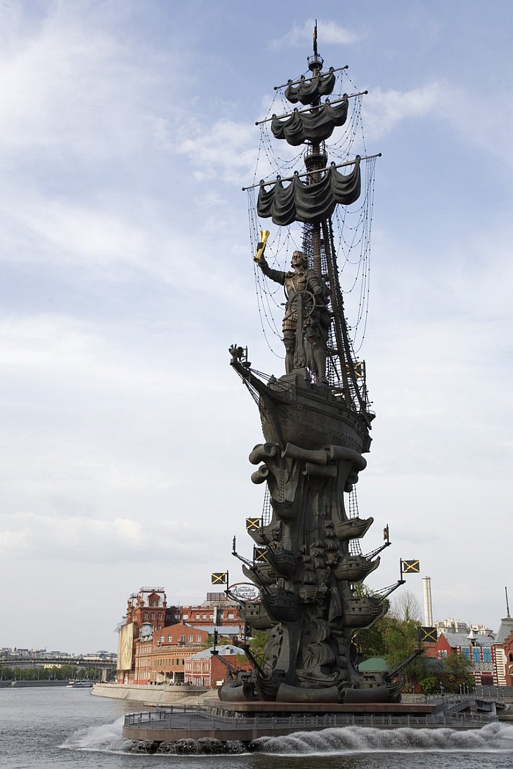 памятник петру первому в москве на москве реке