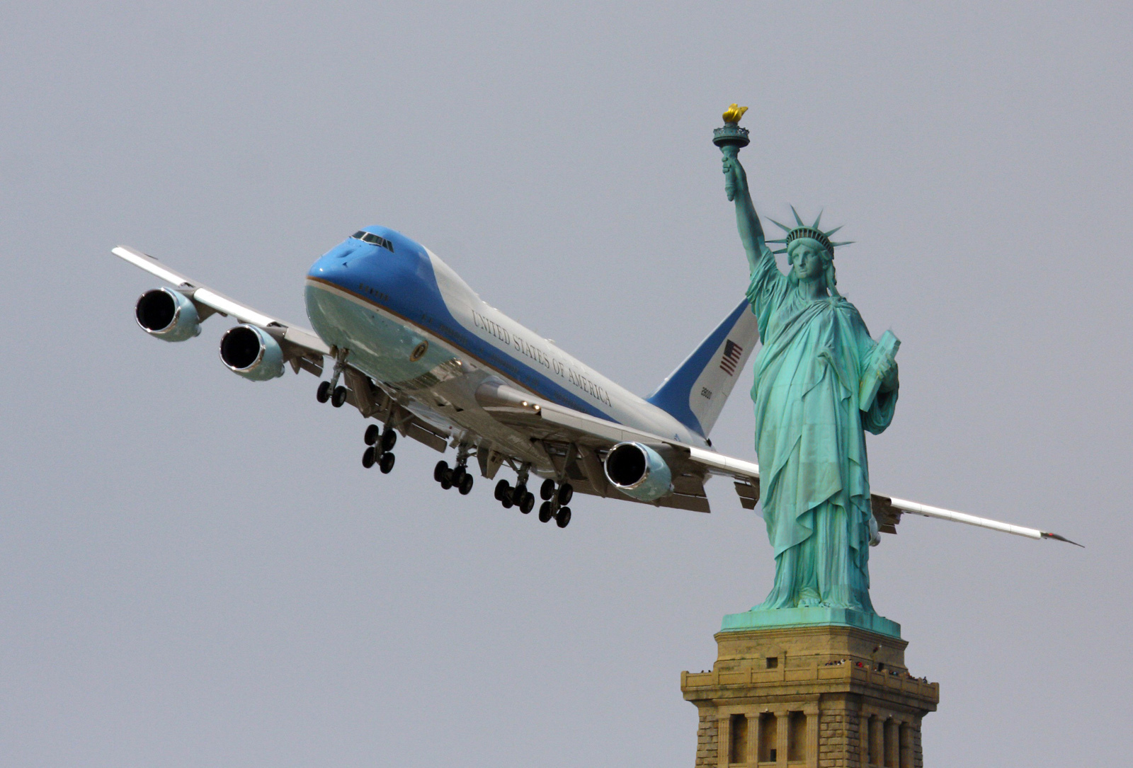 Самолет из россии в сша. Статуя свободы Нью-Йорк. Статуя свободы Соединённые штаты Америки самолеты. Полет. Самолет над Америкой.