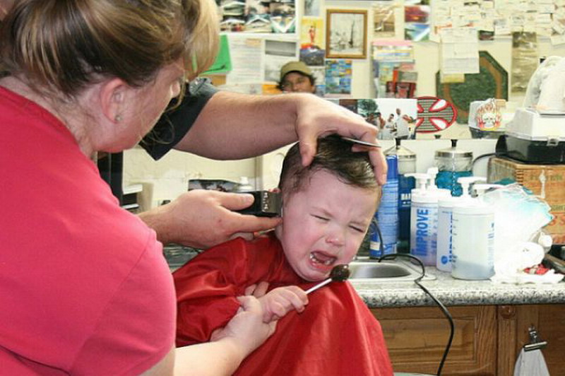 Как успокоить ребенка во время стрижки волос