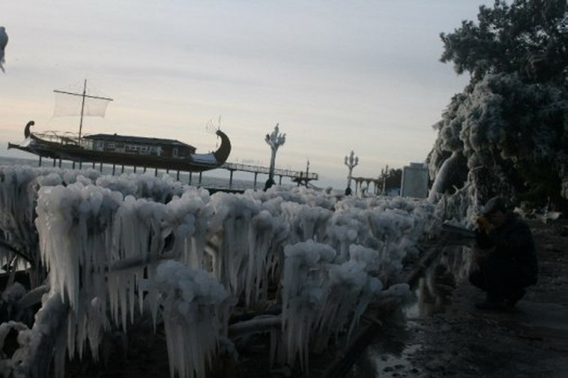 Партенит после шторма. Замерзшее черное море 2012. Обледеневшая набережная Ялты. Замерзшая набережная в Ялте. Ялта шторм Обледенение набережной.