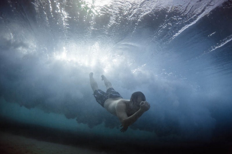 Фотограф мужчина под водой