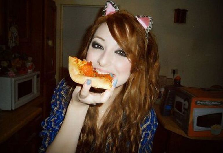 У женщины зверский аппетит. Девочка любит пиццу.